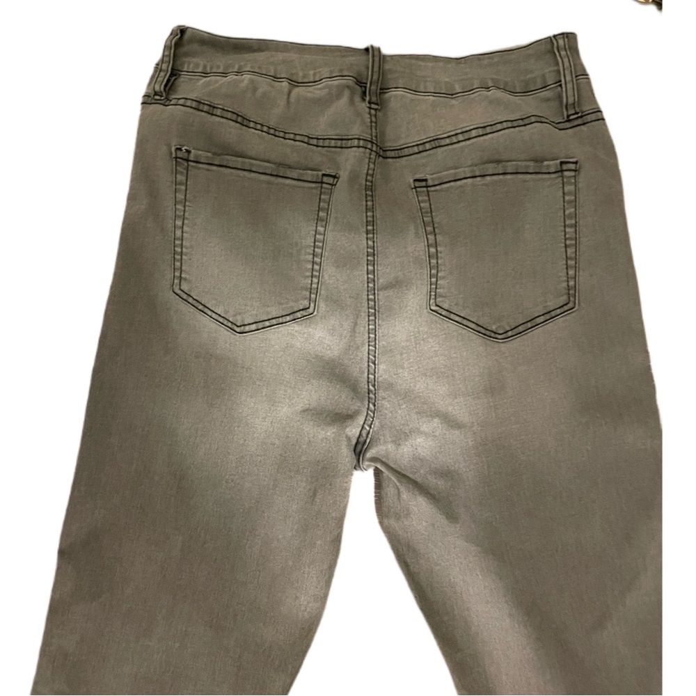 Ultra Hi-rise crop jegging Hot Topic Denim with light distressing